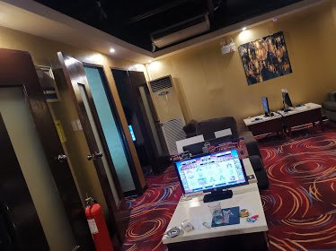 "The Millionaires Club ""Nepo Mall"""